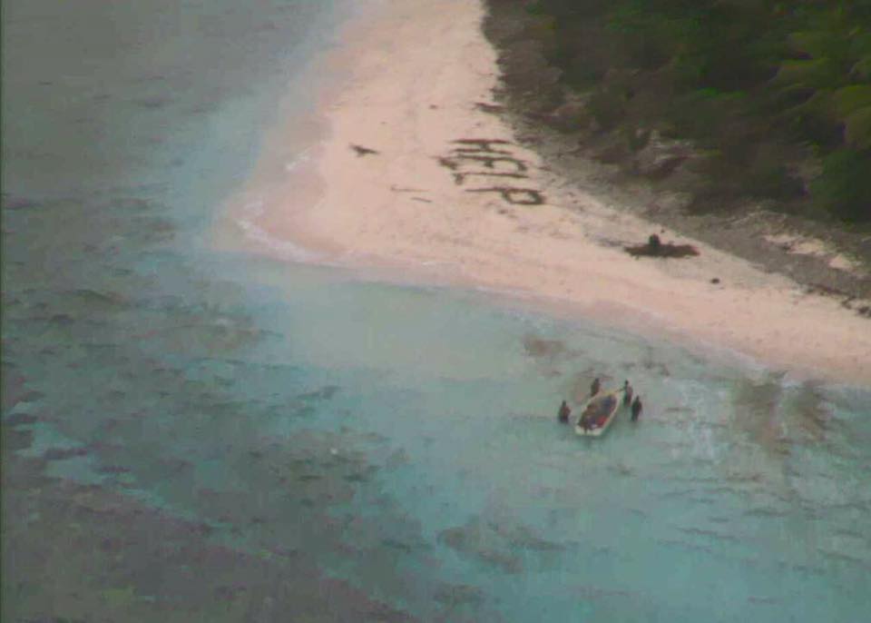 Trois naufragés retrouvés grâce au mot HELP écrit sur la plage avec des feuilles Naufrages-feuilles-help-4