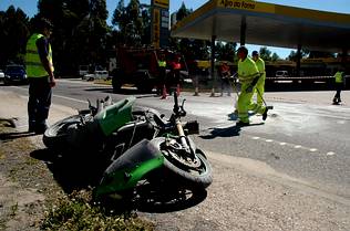 TRÁFICO Un motorista fallece al chocar con una furgoneta de distribución en Ribeira DSC_6059