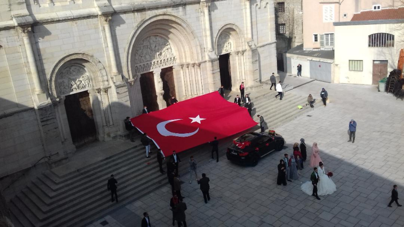 Provocation sur le parvis de l’église Saint-Pierre Drapeau-turc-macon