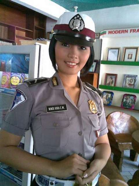 Armée Indonésienne Indonesian_police_female