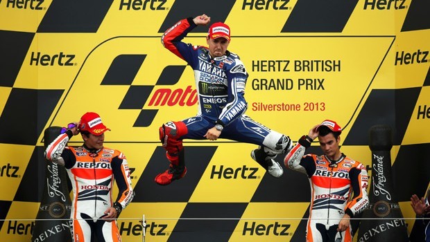 Lorenzo bate Márquez em emocionante GP de Inglaterra Podio_motogp_silverstone_2013-620x350