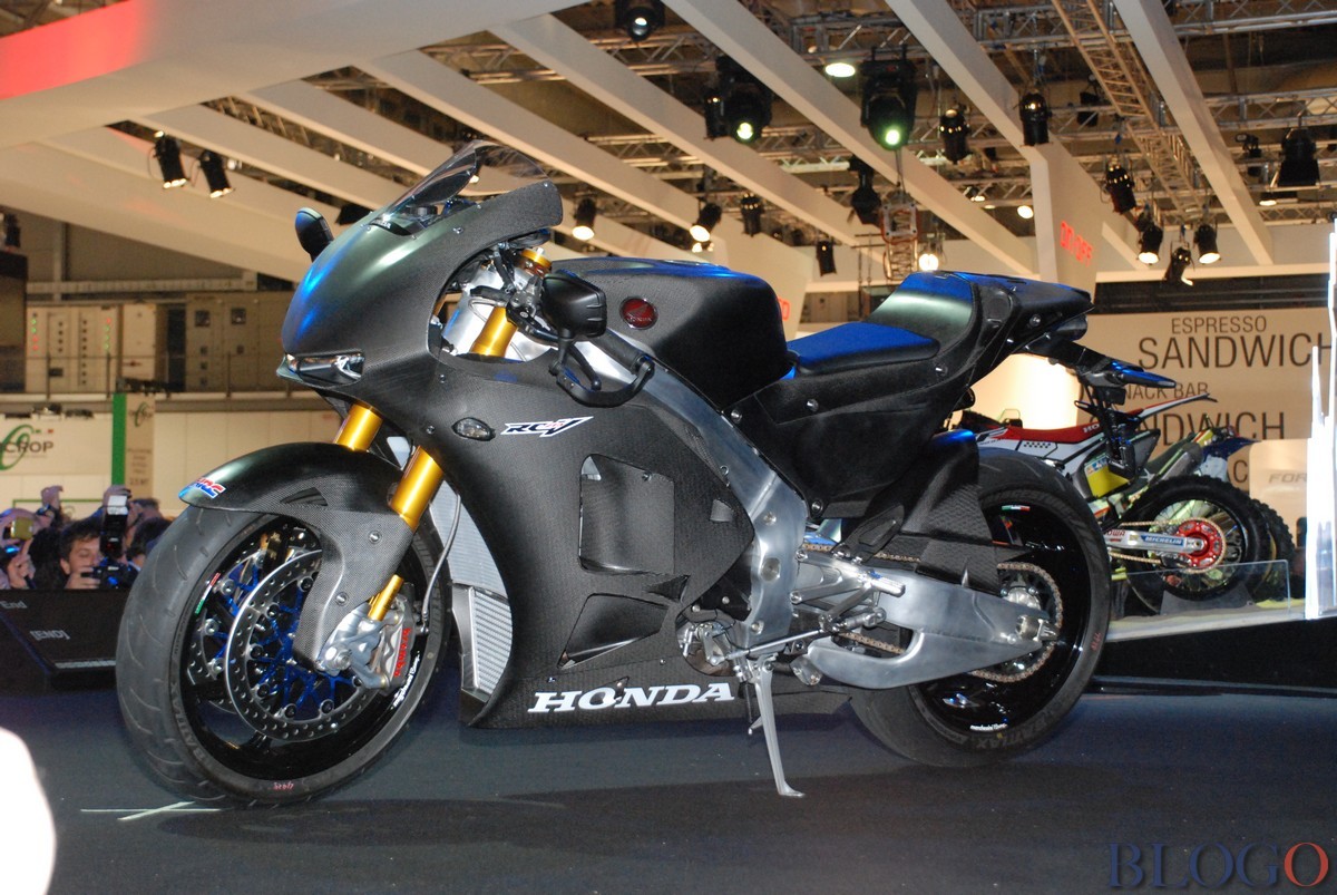 Honda annonce la commercialisation d'un V4 sportif - Page 3 Honda-rc213v-s-2015-09