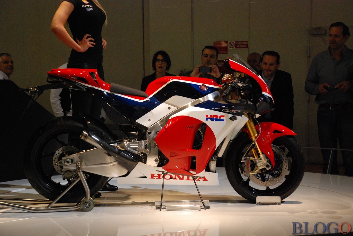 Honda annonce la commercialisation d'un V4 sportif - Page 3 Honda-rc213v-s-2015-13