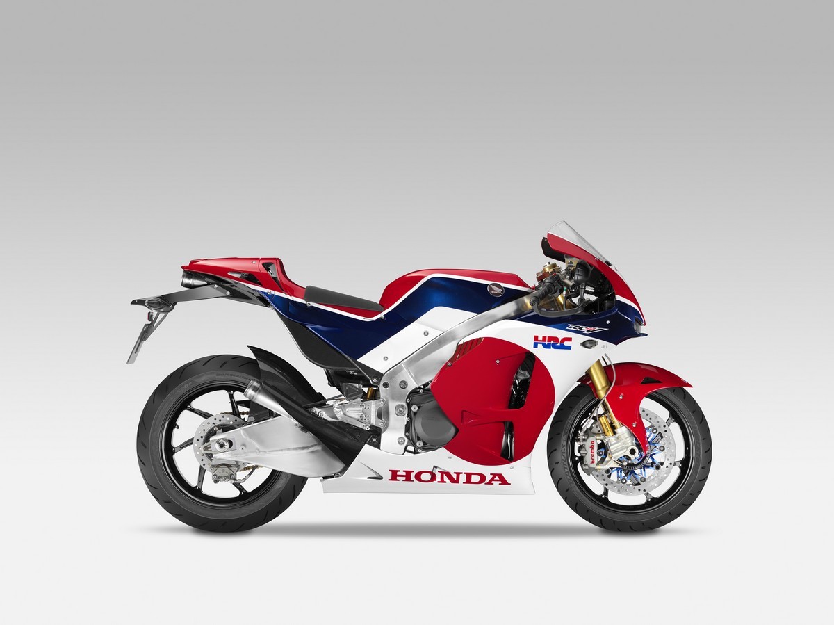 Honda annonce la commercialisation d'un V4 sportif - Page 3 Honda-rc213v-s-2015-18