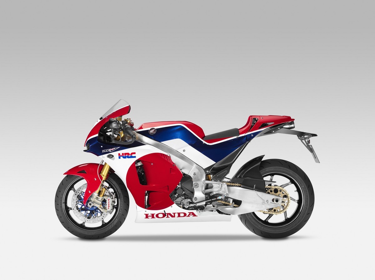 Honda annonce la commercialisation d'un V4 sportif - Page 3 Honda-rc213v-s-2015-19