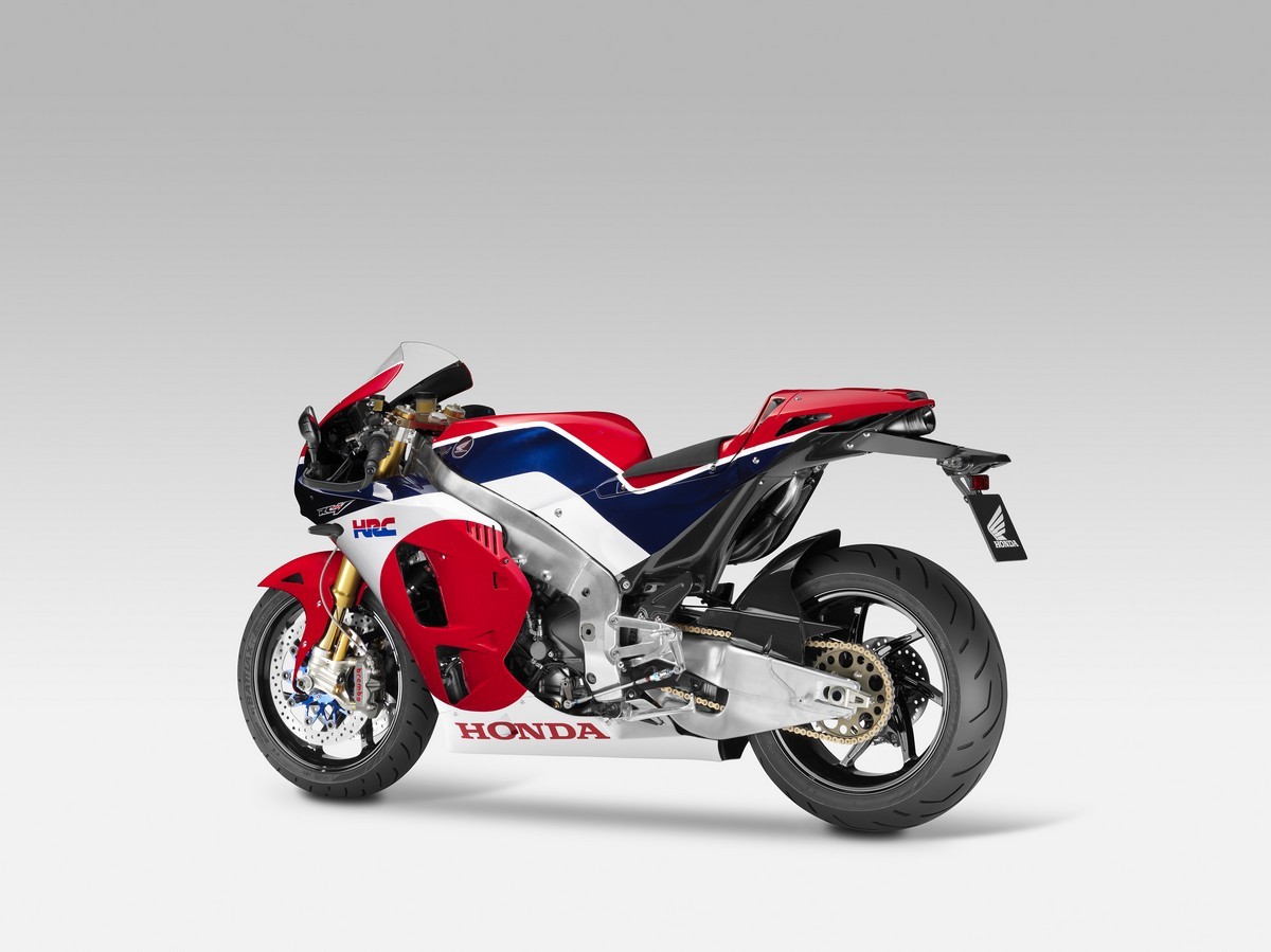 Honda annonce la commercialisation d'un V4 sportif - Page 3 Honda-rc213v-s-2015-22