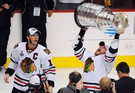 Wer wird Stanley-Cup Champion 2011? Blackhawks-lift-stanley-cup-2010-wire-90ddf81cc4545215_large