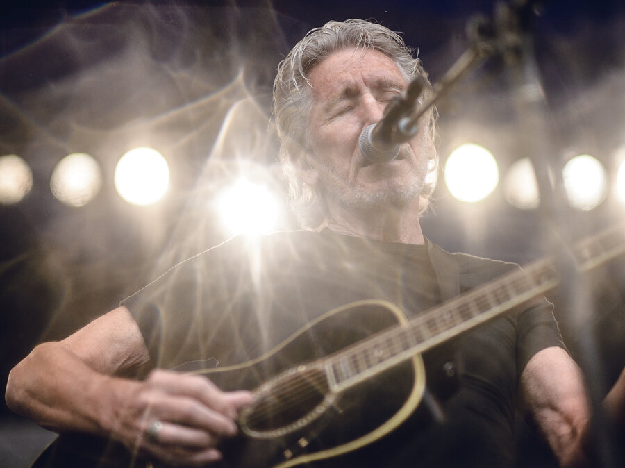 Roger au Newport Folk Festival (24 juillet 2015) - Page 2 Roger-waters-at-newport-folk-1-5d2635d8d4e1d80879452b74ce5b280a101da2ab-s900-c85