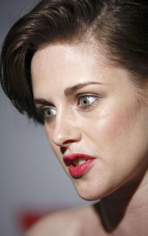 mas pics de kristen en la premiere de the runaways 46dafc4ddec9d7f1_kristen-robert-031710-12