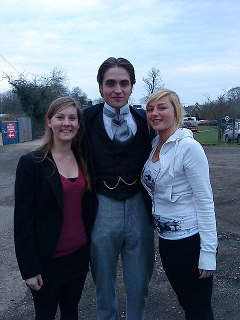 fotos de rob en el set de bel ami ** 221ca0e783ff50fc_BelAmiwithfans