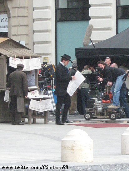 fotos de rob en el set de bel ami ** 60a24e93d1a69fba_BelAmiSet28March201016.preview