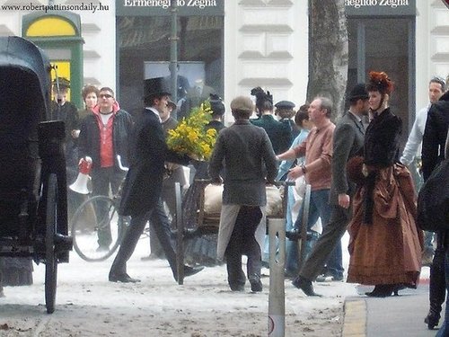 fotos de rob en el set de bel ami ** F9e41469bea4e052_BelAmiSet28march20102.xxlarge