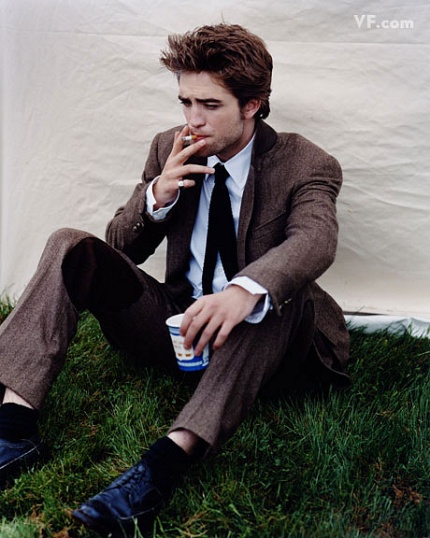 Robert Pattinson en la revista Glamour (Grecia) 069f6dd4ebdf8b81_pattinson-B-0912-09