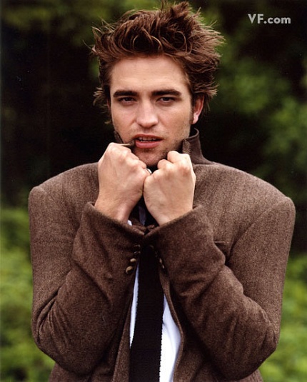 Robert Pattinson en la revista Glamour (Grecia) 3bb03c6c4ff77f0a_pattinson-B-0912-10