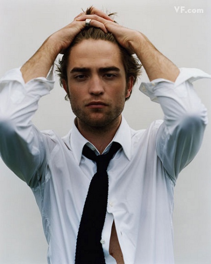 Robert Pattinson en la revista Glamour (Grecia) 6cc7c9bd2e8688f7_pattinson-B-0912-02