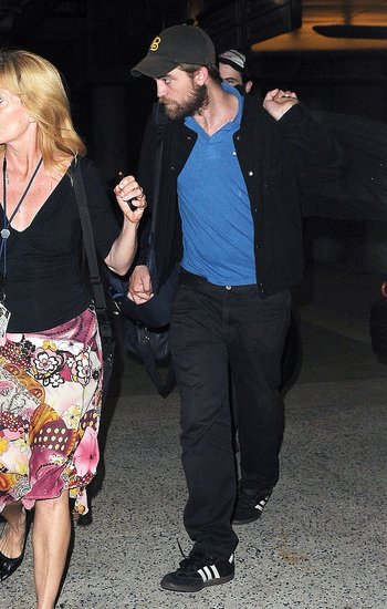 + fotos de rob en LAX  6dd230db08b5ad19_RobertPattinsonatLAXSept282010-2.preview