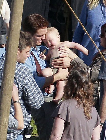 + pics de rob en el set de WFE .. BESOS Y BEBES!! 5dd2703cf502fa4a_RobertPattinsonWFEHQReshots47.preview