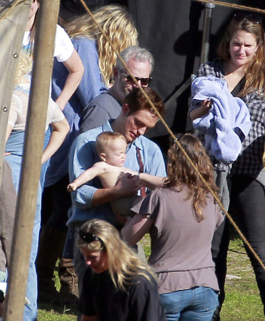 + pics de rob en el set de WFE .. BESOS Y BEBES!! 623b8fddb3cf1a5d_RobertPattinsonWFEHQReshots45-1