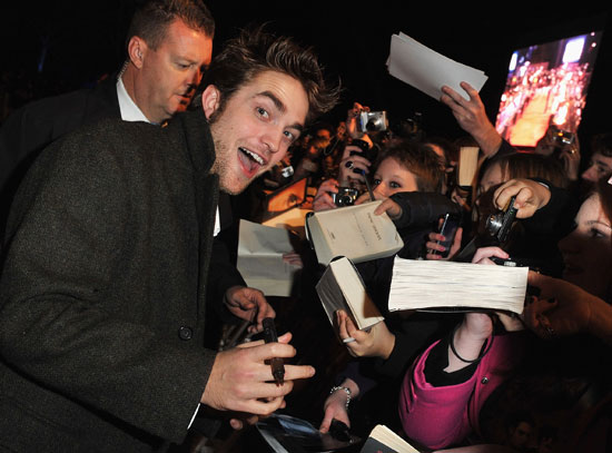 11.11.09 _____ •//fan evenт - roвerт paттιnѕon en london _____ •// Decb8410c9169987_091111-rob-premiere