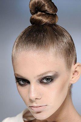 صور مكياج من mak up for ever Haute-couture-maquillages-coiffures-defile-va-L-1