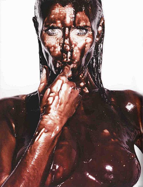 une image , une chanson - Page 19 Heidi-klum-prend-femme-chocolat-hot-hot-hot-L-3