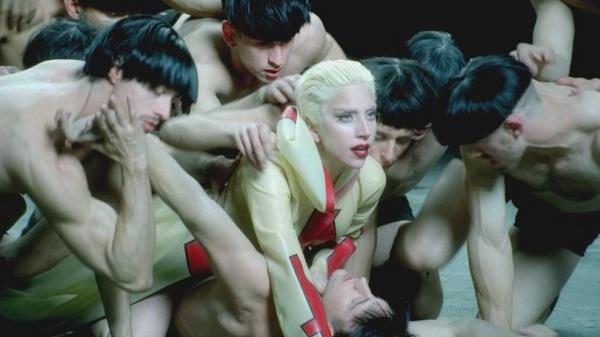 Lady Gaga a encore frappé... Lady-gaga-alejandro-the-sound-of-arrows-remix-L-1