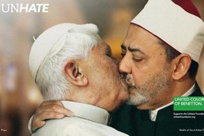 Humour en image - Page 8 Pape-embrasse-imam-benetton-L-8xA0Ub