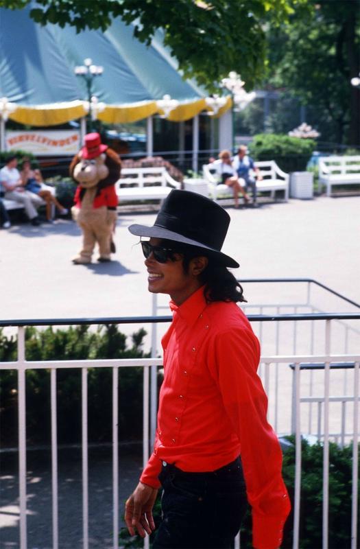 Témoignages de gens qui ont côtoyé ou rencontré Michael. Artistes, des gens qui ont travaillé avec lui, ou pour lui, des amis, de gens de sa famille etc... - Page 15 Michael-jackson-liseberg-suede-juin-1988-L-7Fb_M9