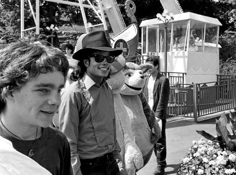 Témoignages de gens qui ont côtoyé ou rencontré Michael. Artistes, des gens qui ont travaillé avec lui, ou pour lui, des amis, de gens de sa famille etc... - Page 15 Michael-jackson-liseberg-suede-juin-1988-L-Pm6mUK