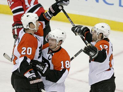 [E QF 2010] New Jersey Devils #2 vs Philadelphia Flyers #7 041510-Pronger-Richards-400