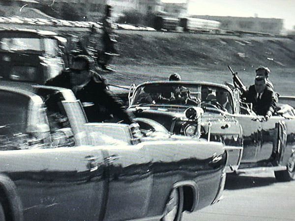 A 50 Años del asesinato de John F. Kennedy, aun quedan muchos hilos sueltos por resolver Jfk-hickey-with-rifle