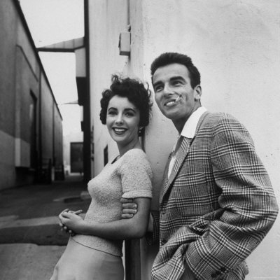 Najbolji glumački par? Peter-stackpole-elizabeth-taylor-and-montgomery-clift-posing-together-outside-at-paramount-studios