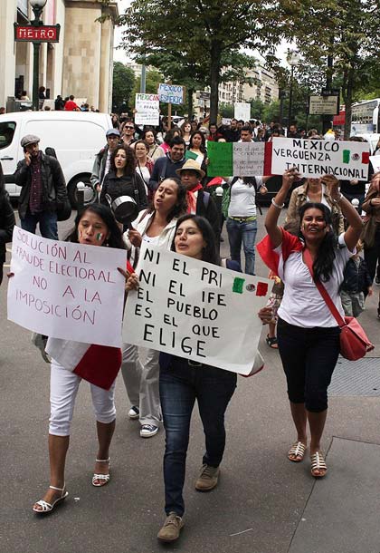 Repudio al cochinero de Peña Nieto a los pies de la Torre Eiffel Pa3