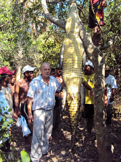 Funcionario exhibe como trofeo a especies en peligro de extinción. Mat3