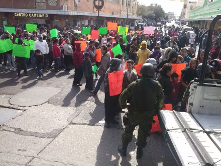 Cierran puente fronterizo en Nuevo Laredo; exigen salida del Ejército CAM00035-d-440x330