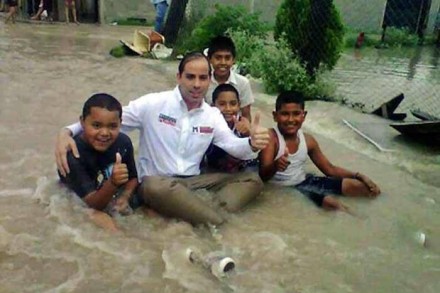 Candidato del PRI aprovecha inundaciones para hacer propaganda. Fernando-Puron-Johnston-440x293