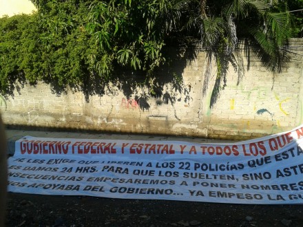 Guerrero - Asesinan a Estudiantes Normalistas de Ayotzinapa en Iguala Guerrero. - Página 2 La-manta-colocada-por-Guerreros-Unidos-440x330