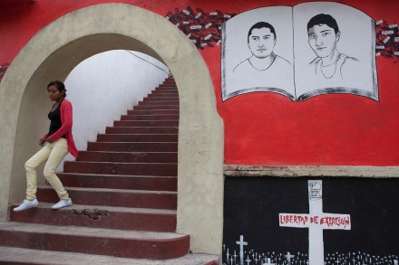 Por caso Ayotzinapa, se opone red a firma de acuerdo de seguridad México-Alemania Ayo1-440x293
