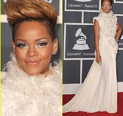 Moda la Grammy Rihanna_grammys_red_carpet_2010_57700300