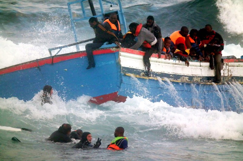 Des chrétiens jetés par-dessus bord par des musulmans.  7777371796_un-bateau-de-migrants-secouru-au-large-de-l-italie