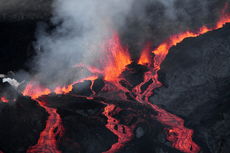 Images du monde... 7778394413_le-piton-de-la-fournaise-le-17-mai-2015