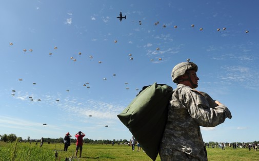 "D-DAY" Débarquement : plus de 900 parachutistes au-dessus de la Normandie 7772483603_des-centaines-de-parachutistes-ont-saute-au-dessus-de-la-normandie-le-8-juin-2014-pour-commemorer-le-debarquement