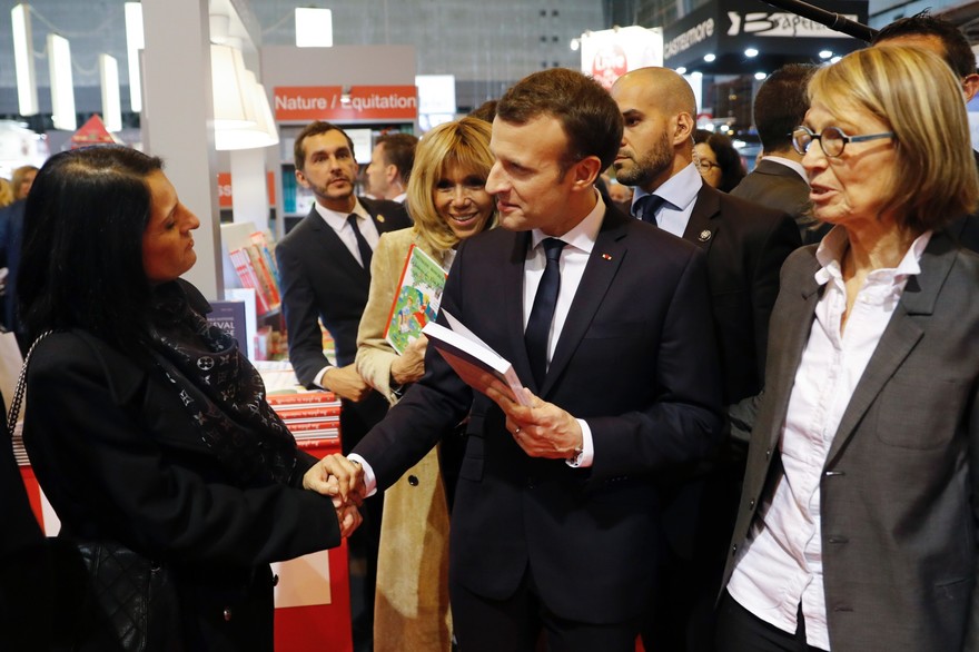 Actualités diverses 7792647165_emmanuel-macron-en-visite-au-salon-du-livre-a-paris-jeudi-15-mars-2018