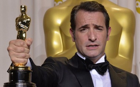 Jean Dujardin, remettra un Oscar ? 7744320393_jean-dujardin-et-son-oscar