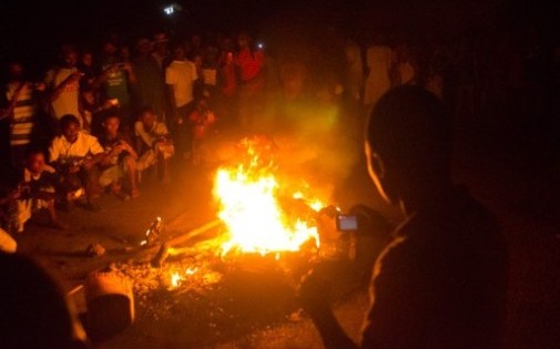 INNOCENTS LYNCHES & BRULES VIVANTS A MADAGASCAR (Sébastien JUDALET, Roberto GIANFALLA) 7765105416_la-foule-prend-en-photo-le-corps-en-feu-d-un-homme-le-3-octobre-a-madagascar