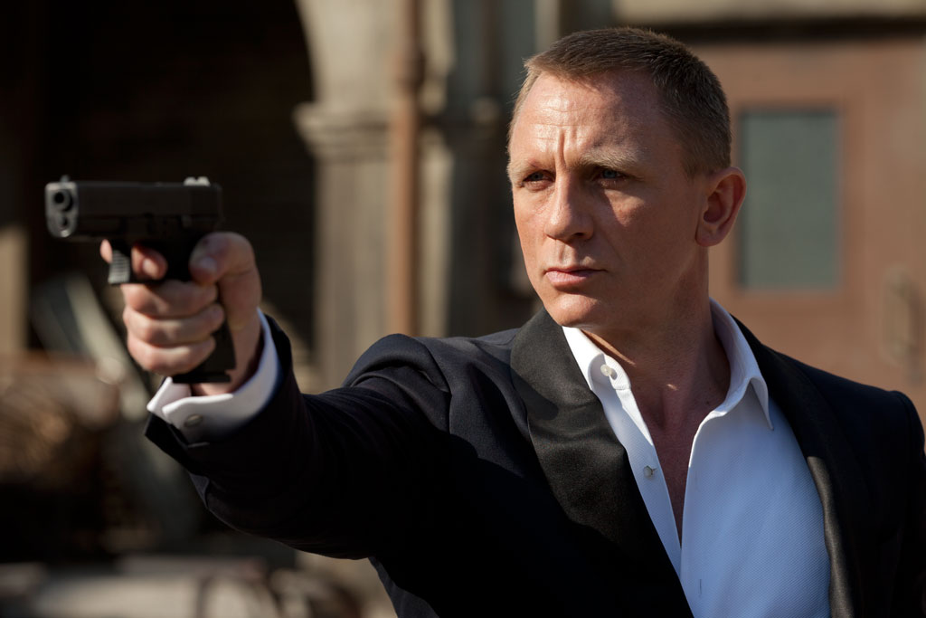 Asile des trop folles fans de CSI ... - Page 34 Daniel-Craig-in-Skyfall-