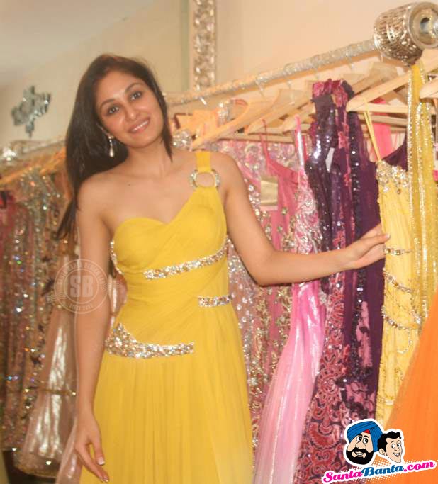 Pooja Chopra (INDIA WORLD 2009) - Page 2 Pooja-at-archana-kocchar-store-3