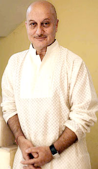 Anupam poses as blind man, says it's a marketing gimmick Anupamkher