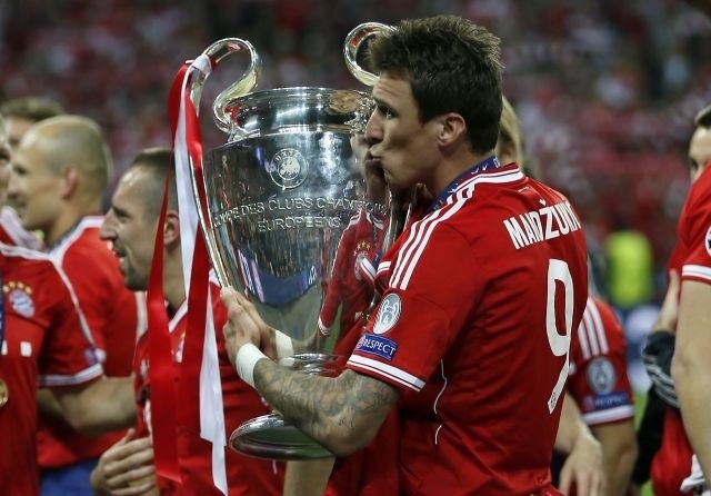 Liga Prvaka 17/18 - Page 41 Mandzukic-bayern-trophy-kiss-wembley-2013