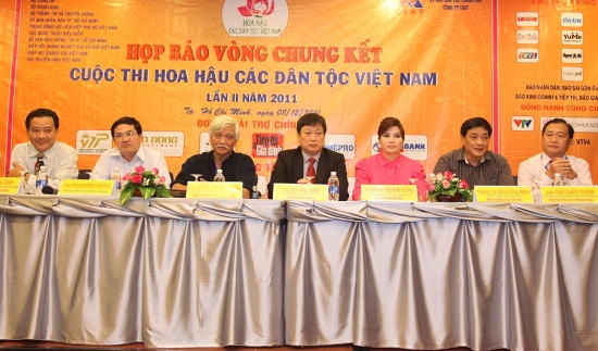 Thật xấu hổ, BTC Hoa hậu các dân tộc Việt nam ăn cắp mẫu vương miện cuộc thi hoa hậu Nga, còn định đem ra trao luân phiên 2 năm / 1 lần... BTC-ban-chi-dao-va-BGK-cuoc-thi2